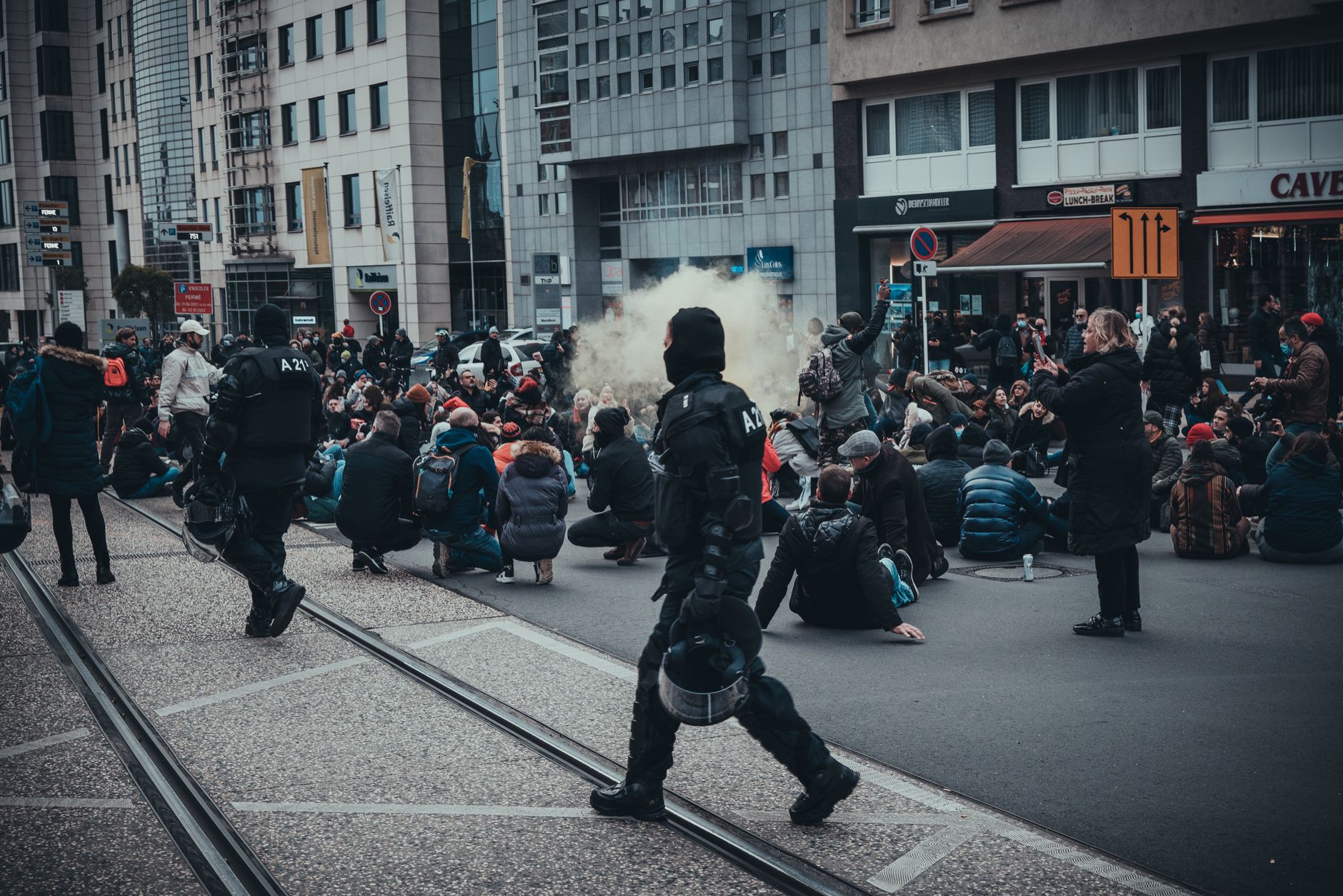 Proteste violente în Italia: poliția a folosit gaze lacrimogene și tunuri cu apă în mai multe orașe