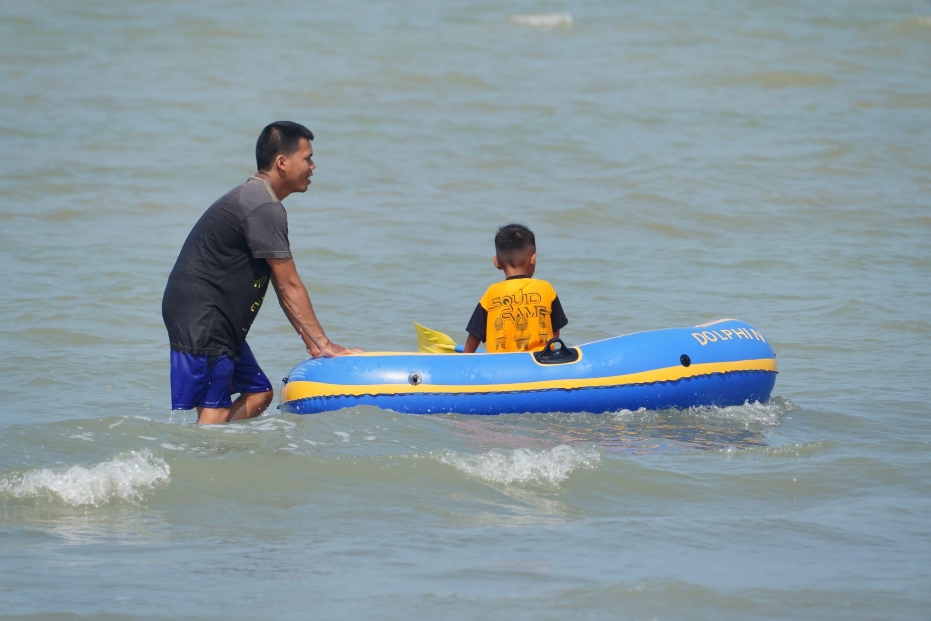 Un tânăr a salvat un delfin eșuat pe o plajă din Eforie