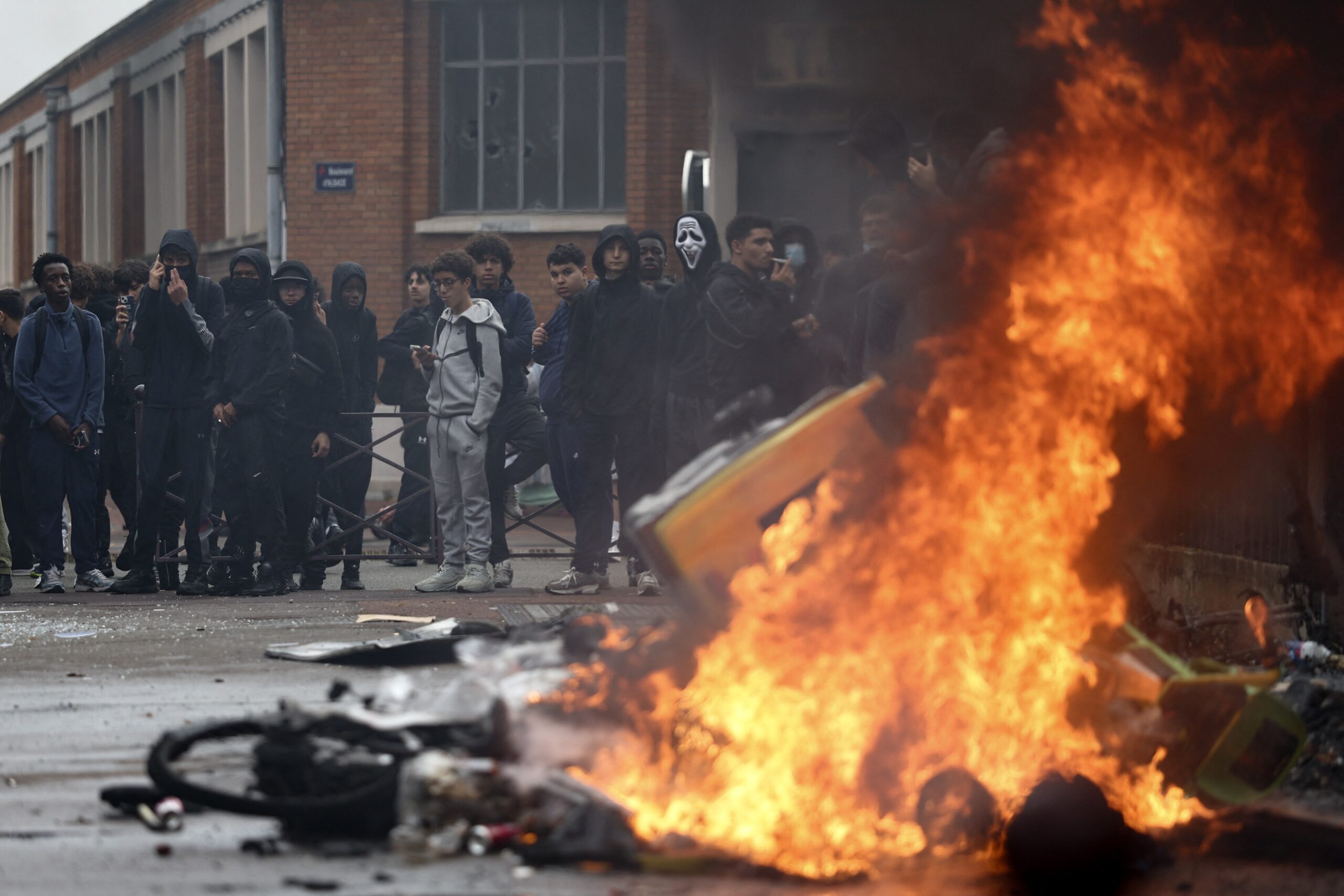 Violențe masive în Franța: peste 1.200 de arestări și sute de polițiști răniți în urma protestelor