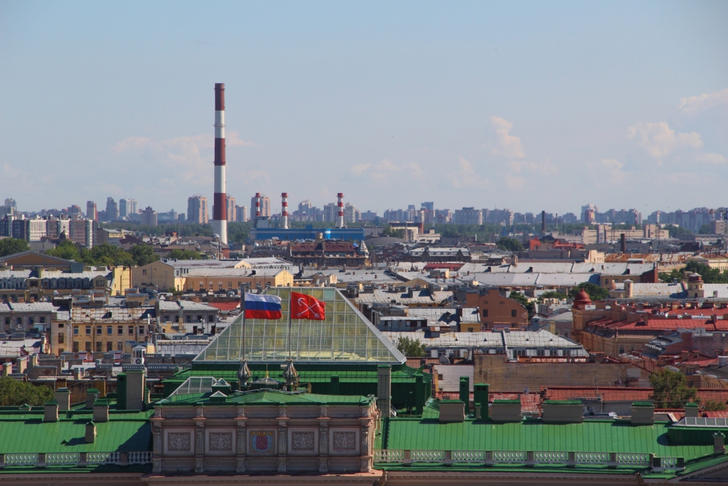 Atac masiv cu drone în regiunea Leningrad: incendii la un terminal petrolier și un centru de date