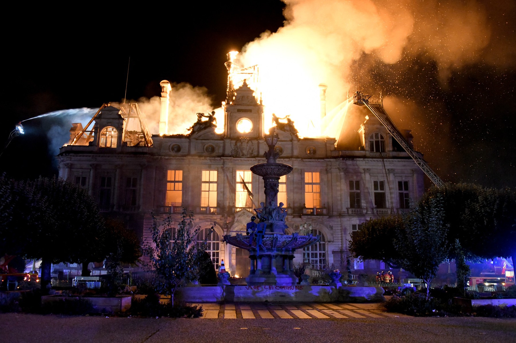 Incendiu și distrugeri la Primăria din Limoges: un monument istoric francez a fost atacat de protestatari