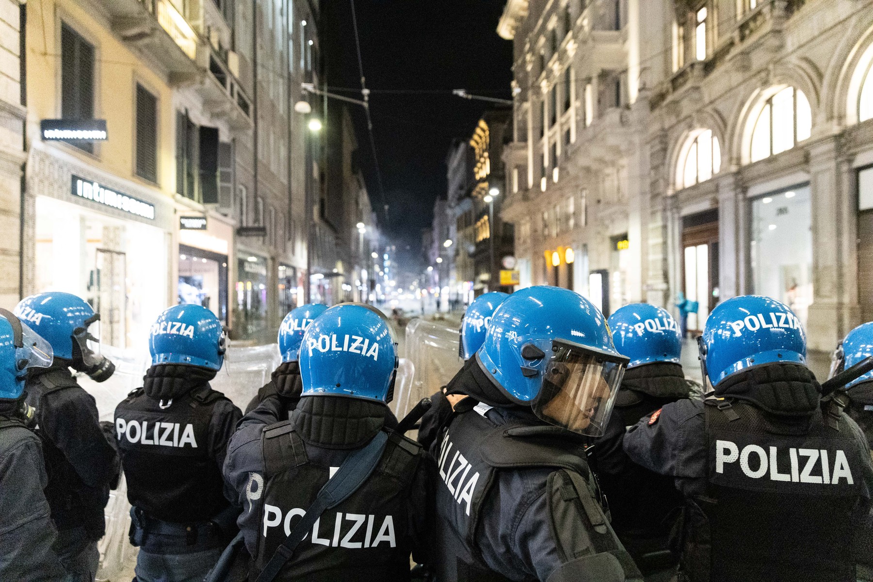 Proteste violente în Milano: manifestanții au incendiat proprietăți și au jefuit magazine de lux