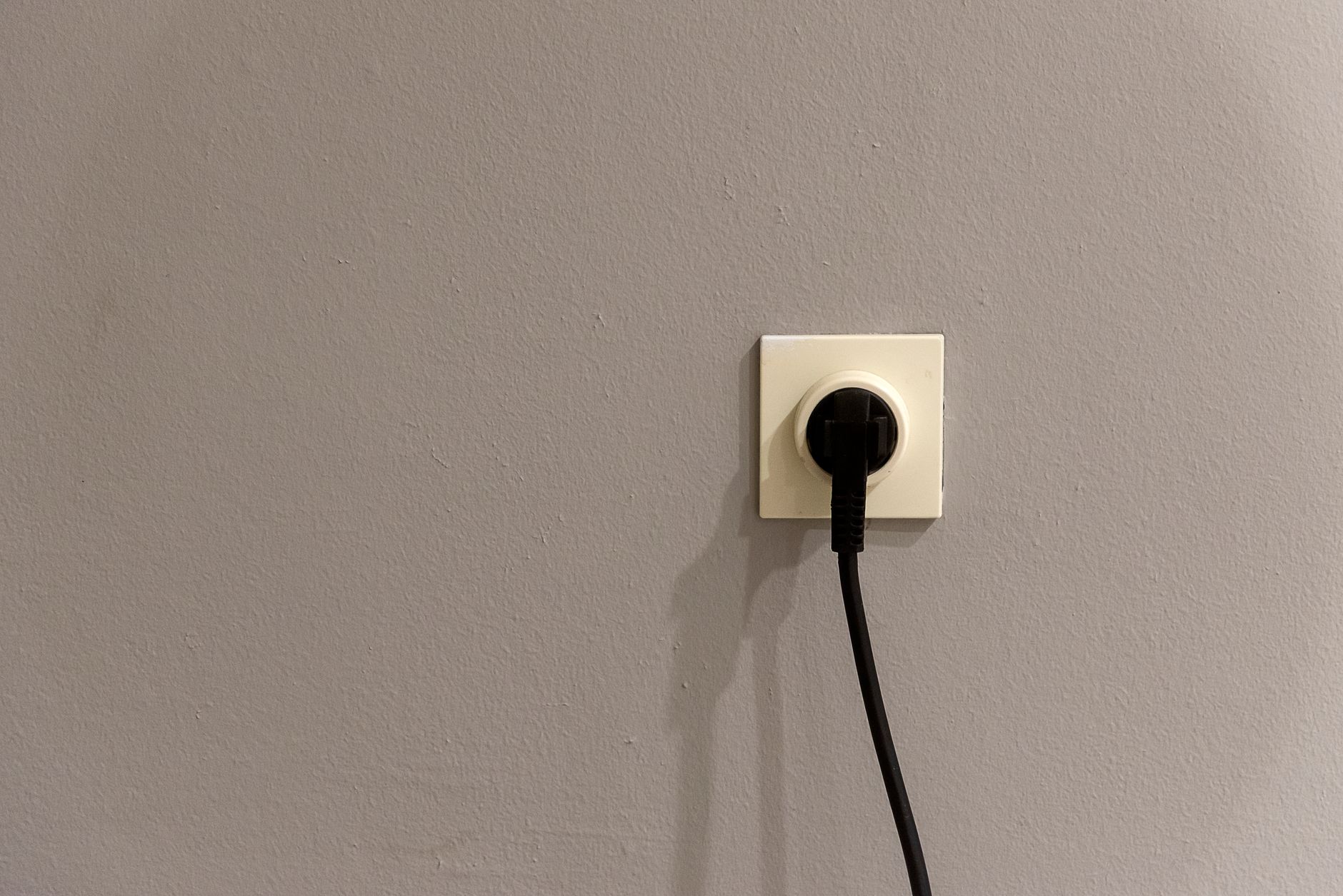 Economisirea energiei în perioada de iarnă: merită să scoatem încărcătoarele din priză?