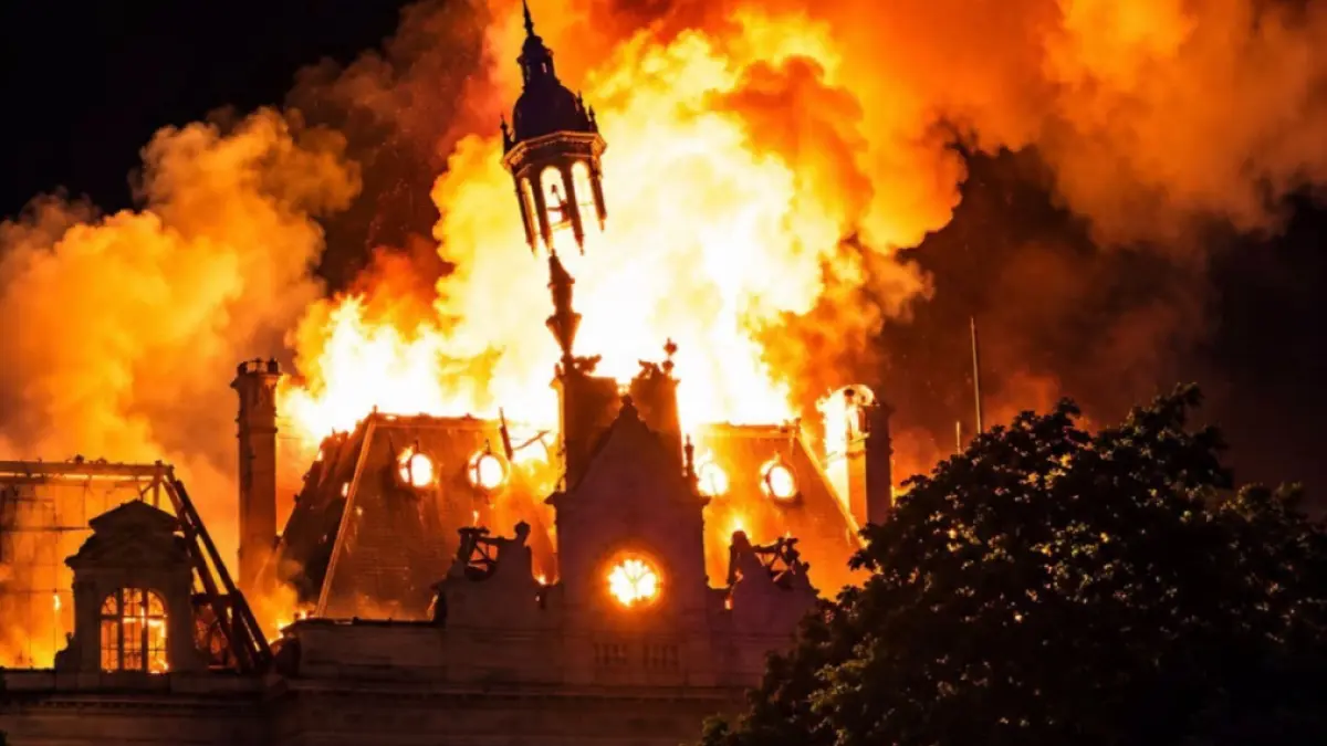 Monument istoric incendiat în Franța: Primăria din Limoges a suferit distrugeri majore în timpul protestelor