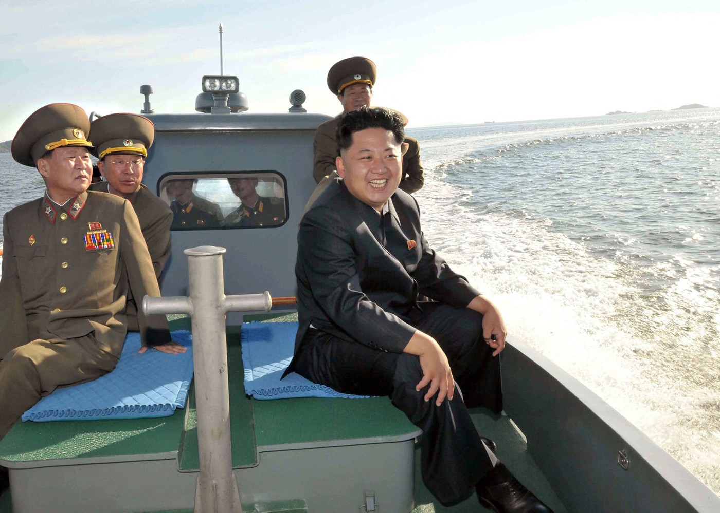 Imagini din satelit dezvăluie luxul iahtului lui Kim Jong Un: are piscină și tobogane