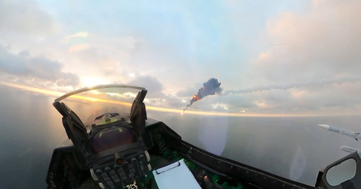 Imagini cu doborârea a două drone deasupra Mării Negre de către avioane F-16 ale Armatei României
