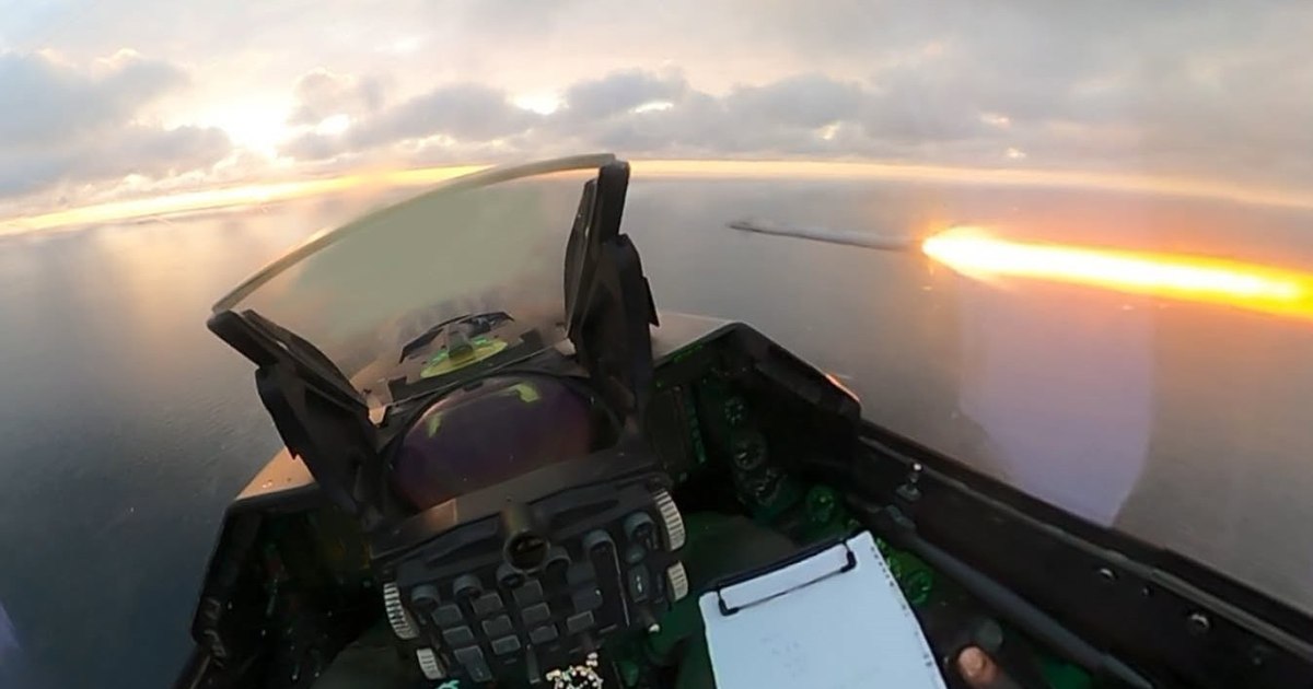 Imagini de la bordul avioanelor F-16 în misiunea de doborâre a două drone deasupra Mării Negre