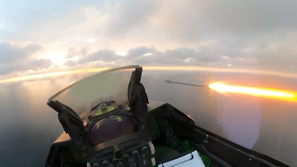 Imagini cu avioanele F-16 care au doborât două drone în spațiul aerian românesc