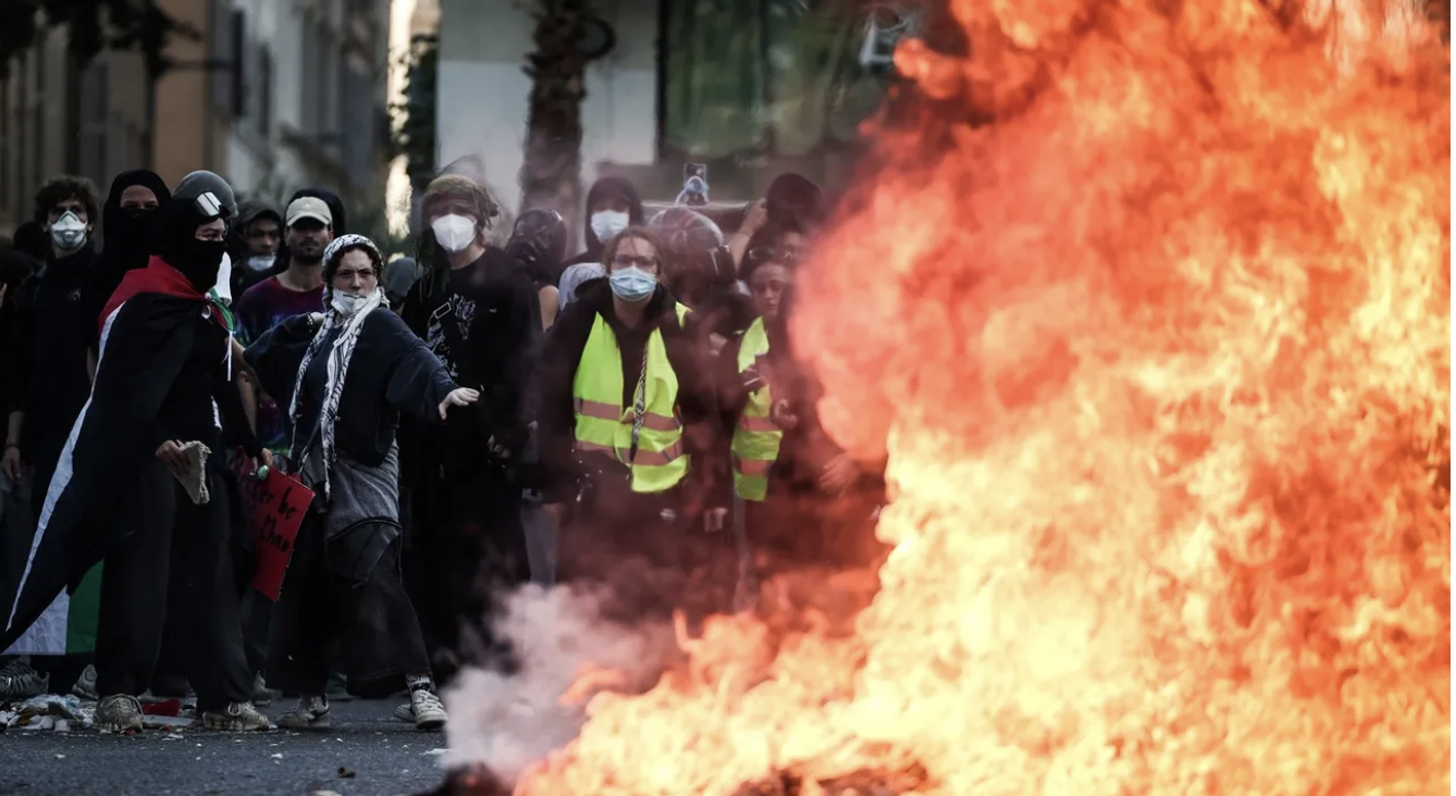 Violențe și jafuri în Franța în timpul protestelor împotriva costului ridicat al vieții