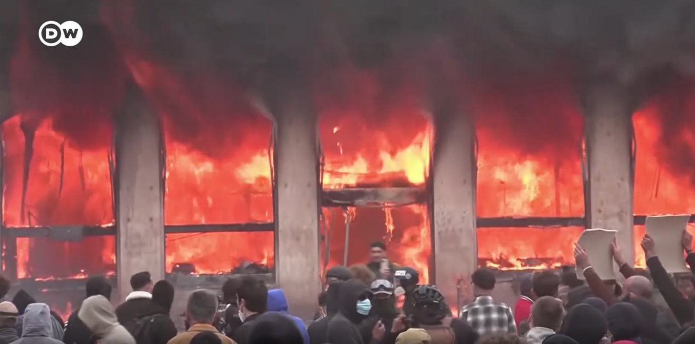 Violențe masive în Franța: Record de 855 de arestări la Paris în urma protestelor sociale