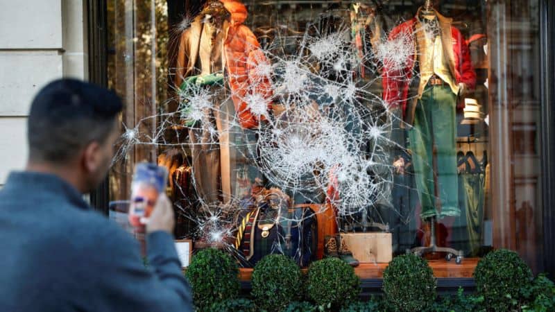 Pagube masive în Franța după violențe: pierderile comercianților ar putea atinge sute de milioane de euro