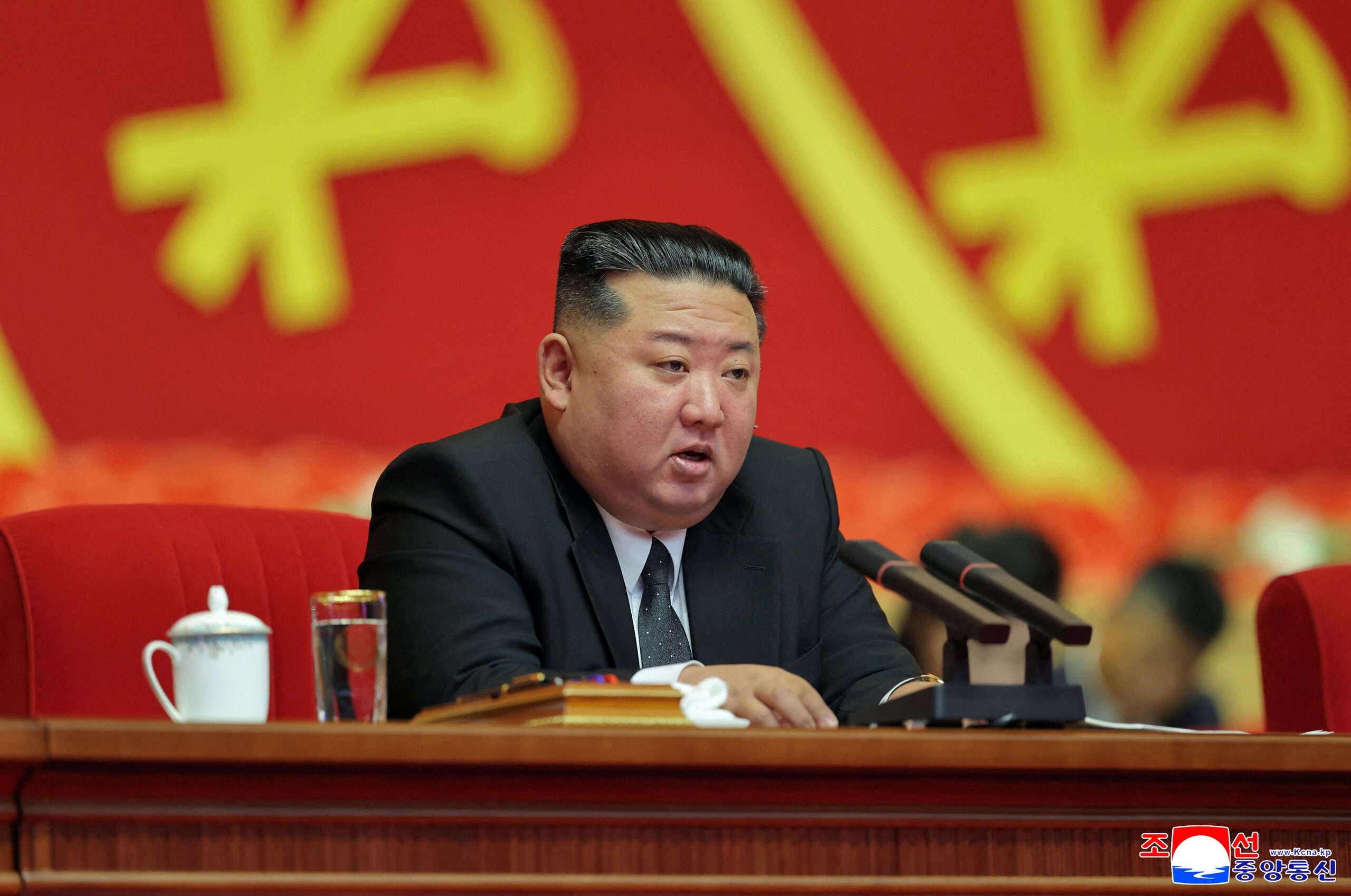 Ambarcațiune de lux cu piscină și tobogane a fost surprinsă lângă vila lui Kim Jong Un