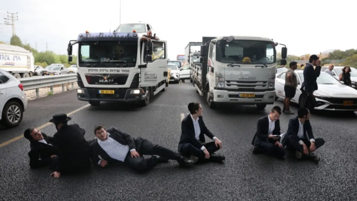 Proteste violente în Israel: Poliția a folosit grenade fumigene pentru a dispersa manifestanții haredi
