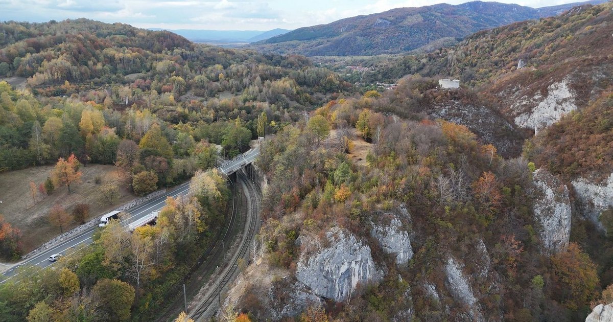 Calea ferată a cărbunelui din Valea Jiului: un traseu montan spectaculos, marcat de tuneluri și viaducte