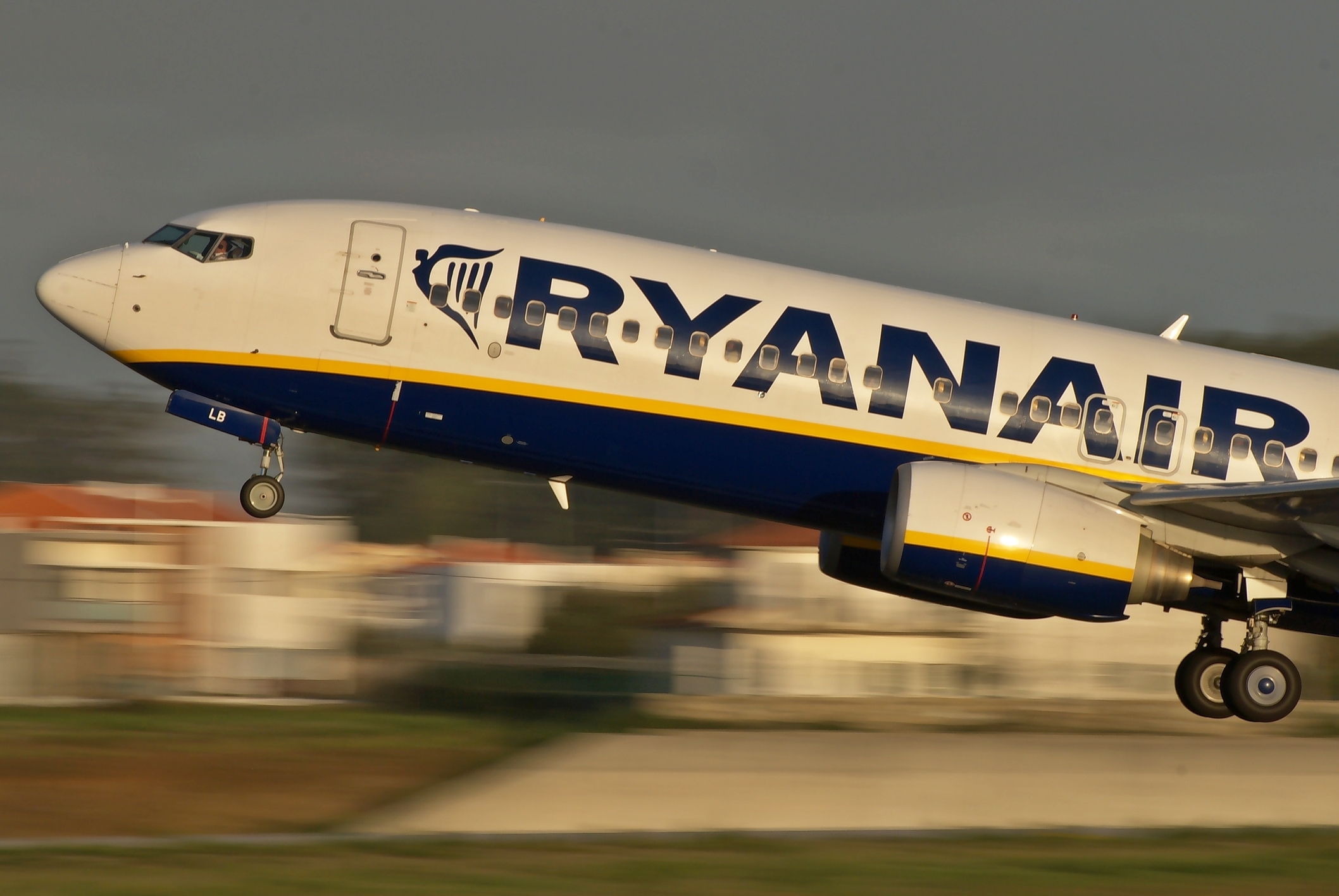 Ryanair își reduce prezența în Europa: compania se retrage de pe 13 aeroporturi