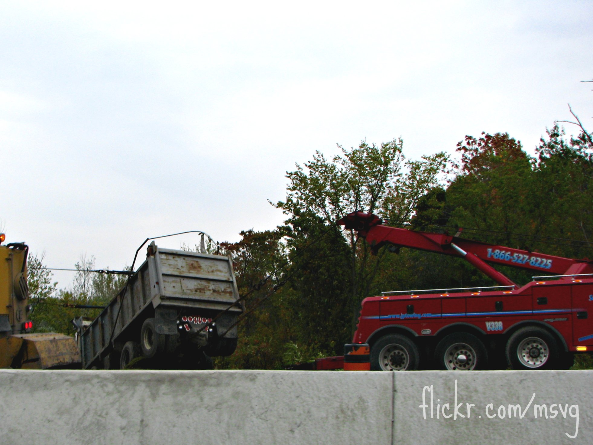 Accident violent în Ilfov: Un camion a intrat pe contrasens și a lovit un autospecială de salubritate