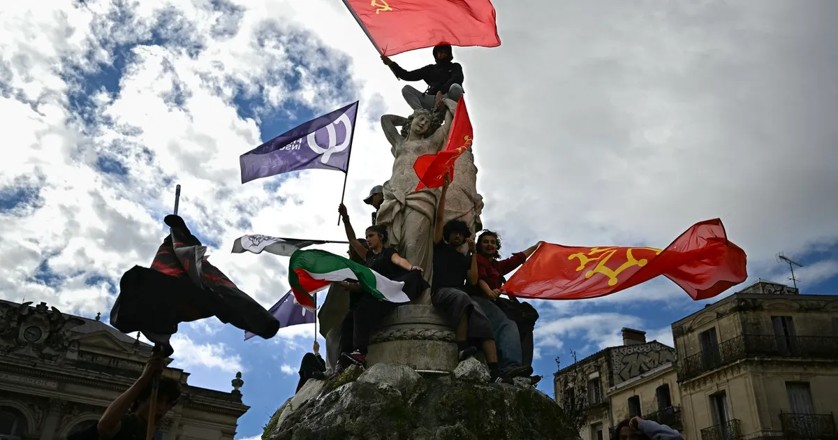 Simboluri sovietice și rețele internaționale în protestele din Franța: investigație despre organizațiile radicale