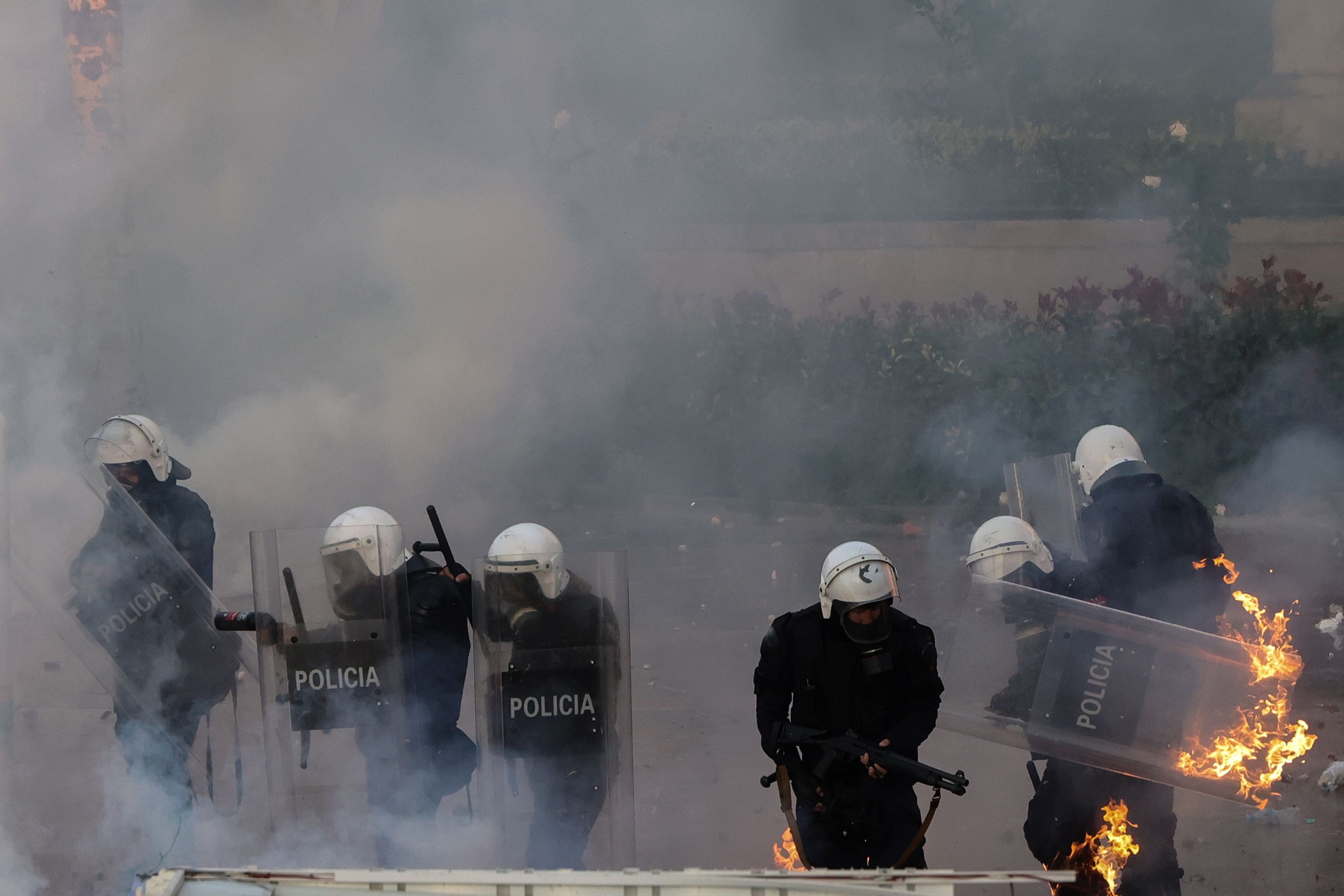 Proteste violente la Tirana: Premierul Edi Rama avertizează că s-a depășit linia roșie