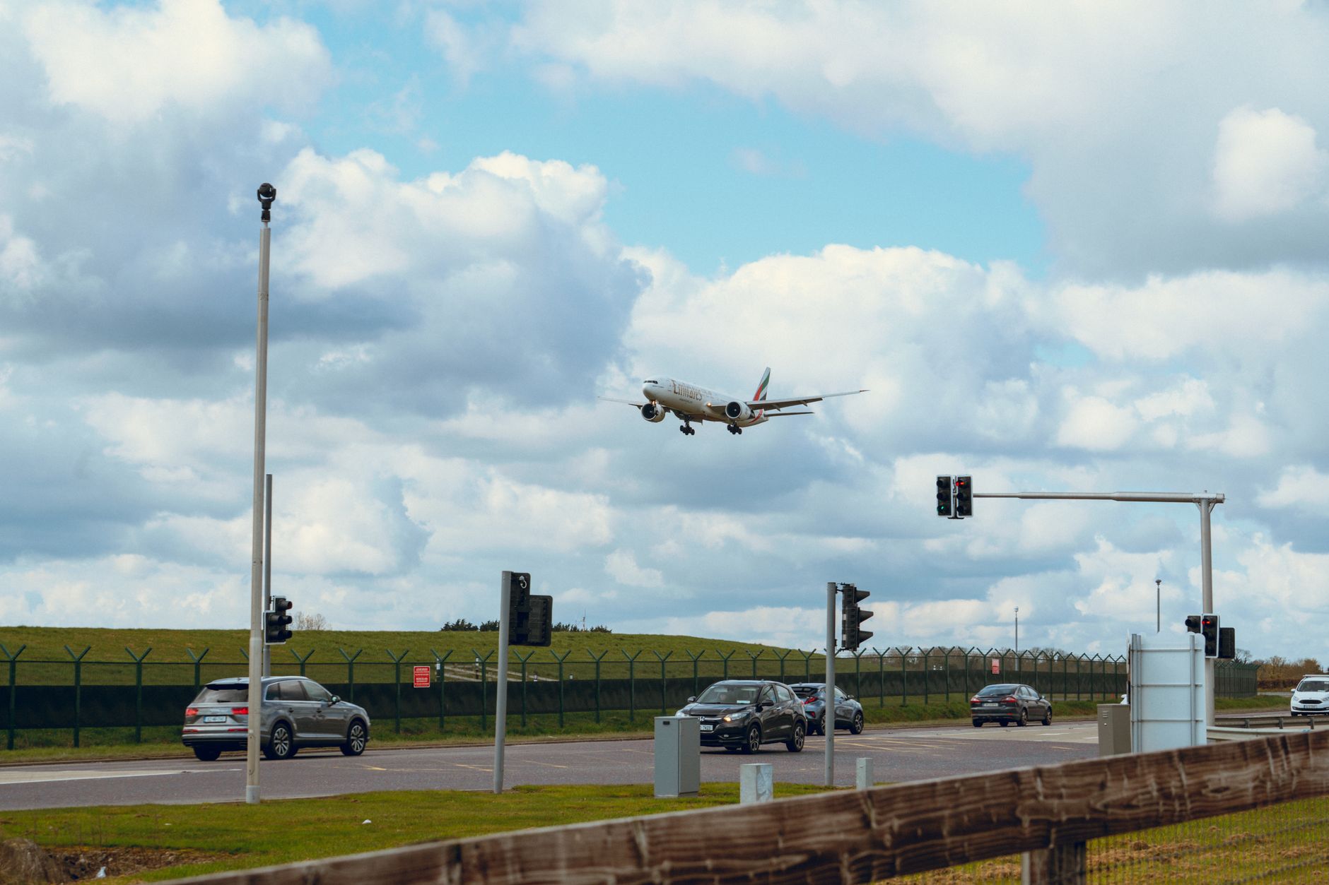 Incident la aeroportul din Leipzig: o mașină a rupt gardul perimetral în dreptul avioanelor rusești