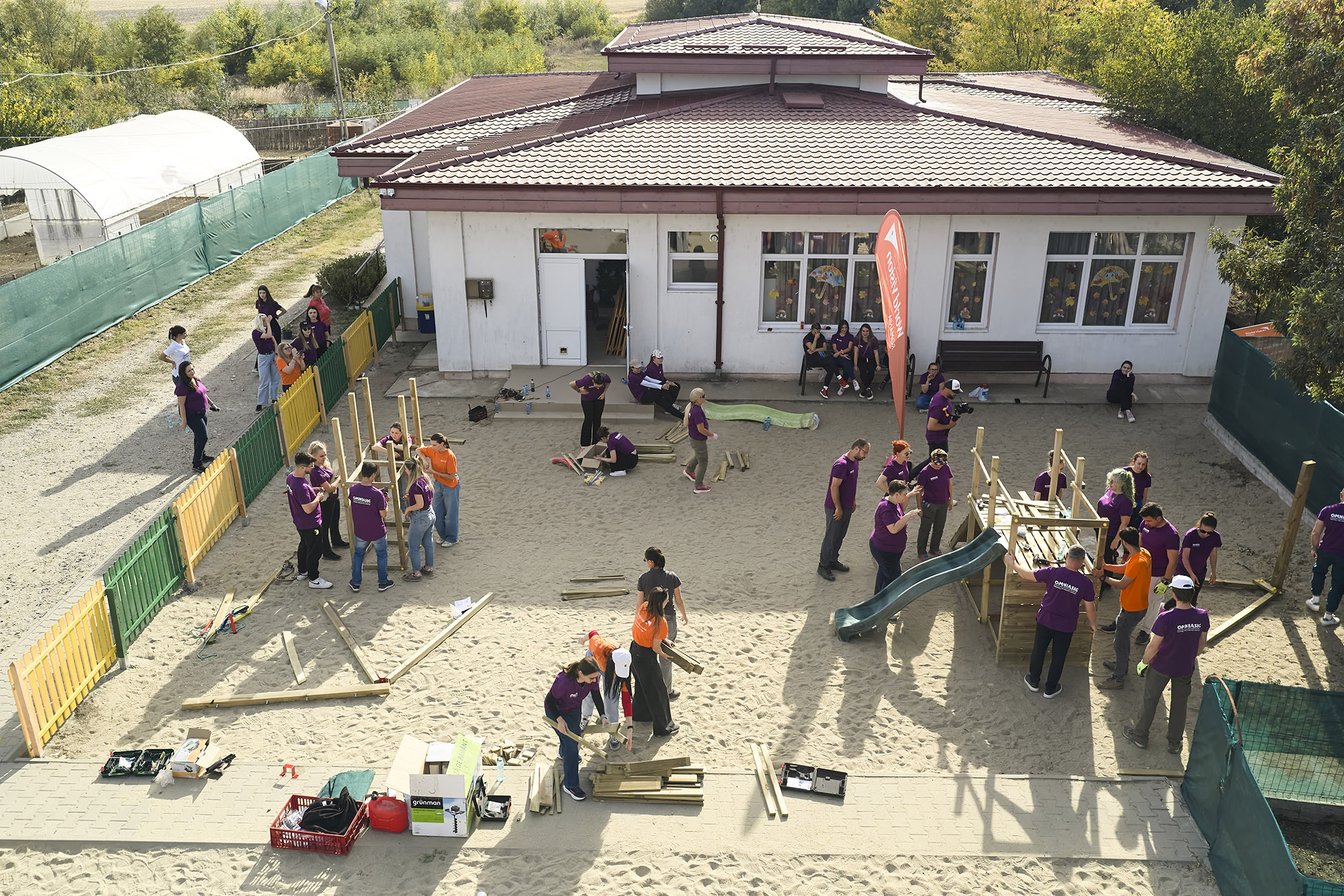 Peste 100 de voluntari au renovat Școala Gimnazială din Vânătorii Mici