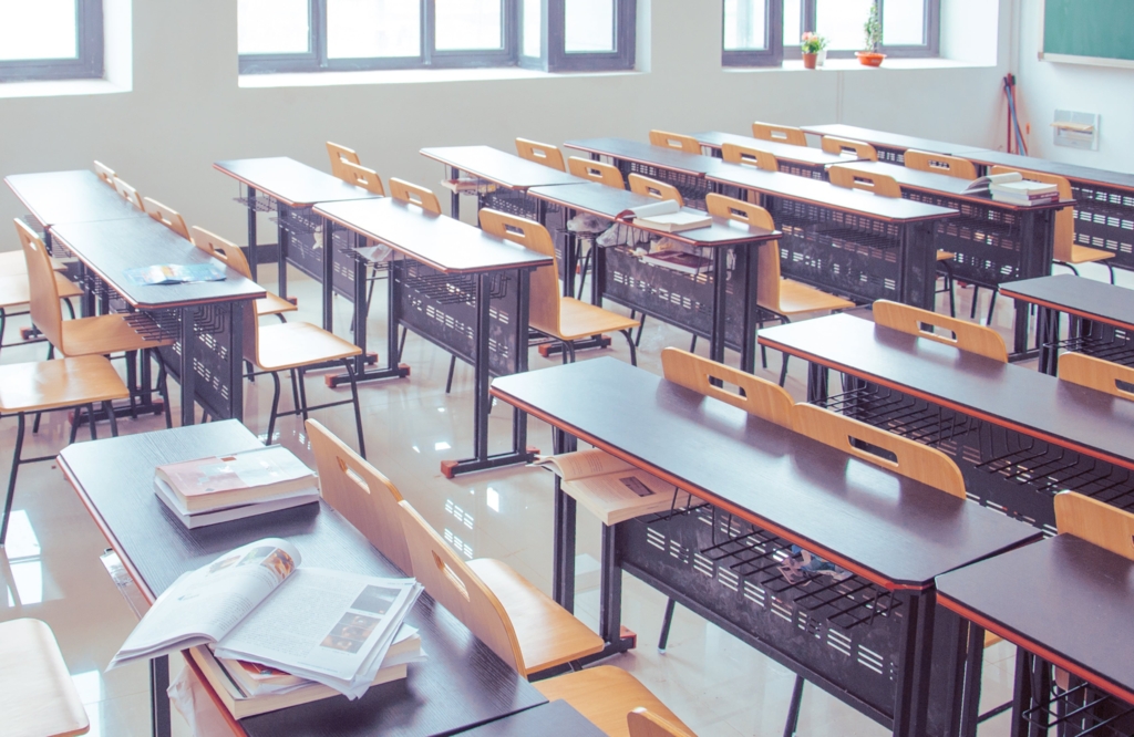 Cursuri online la școala din Bistrița după atacul cu cuțitul asupra unei profesoare și a unui elev