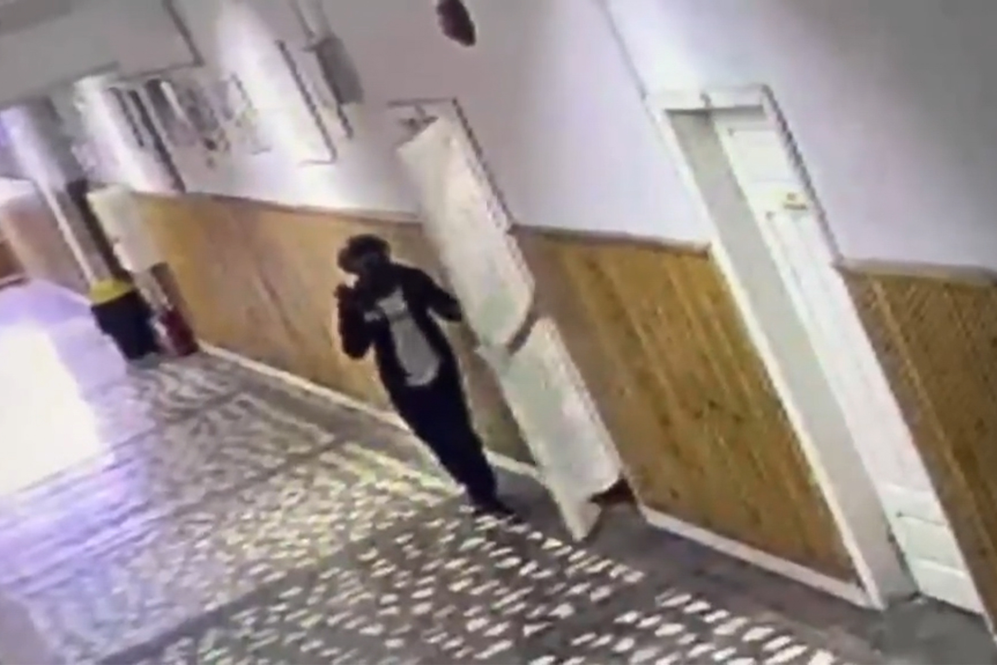 Atac violent la o școală din Bistrița: elev de 13 ani a înjunghiat o profesoară
