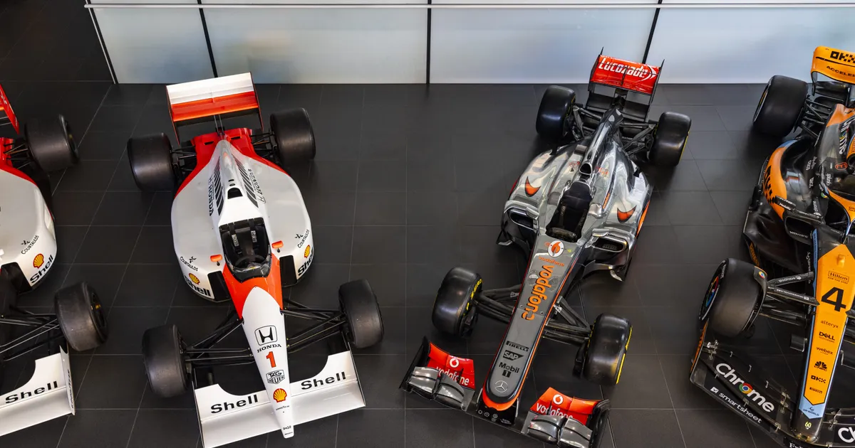 Cinci mașini legendare de Formula 1, pilotate de campioni, sunt scoase la vânzare de McLaren