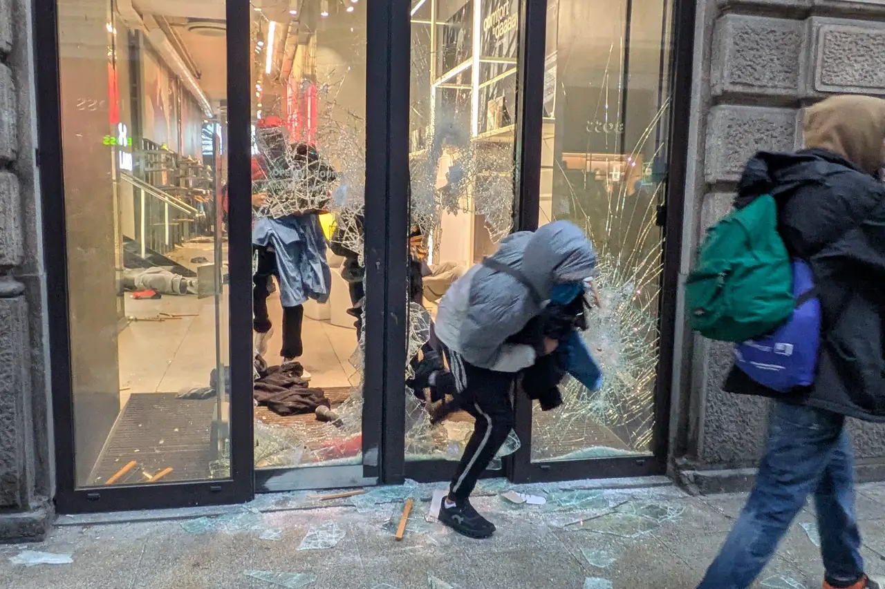 Adolescenți români reținuți de poliția italiană după violențele din Milano