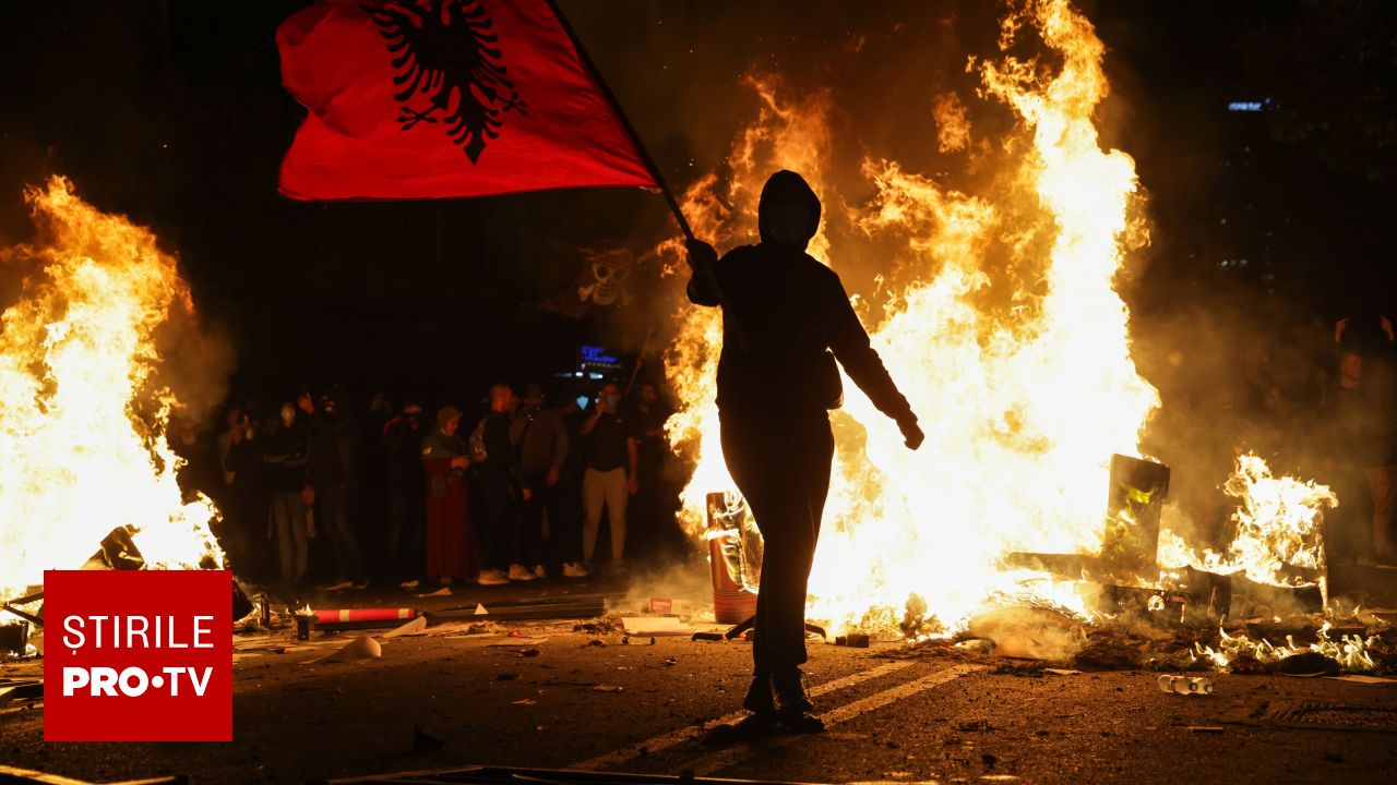 Manifestații violente în Albania: mii de protestatari cer demisia guvernului, clădiri ministeriale au fost incendiate