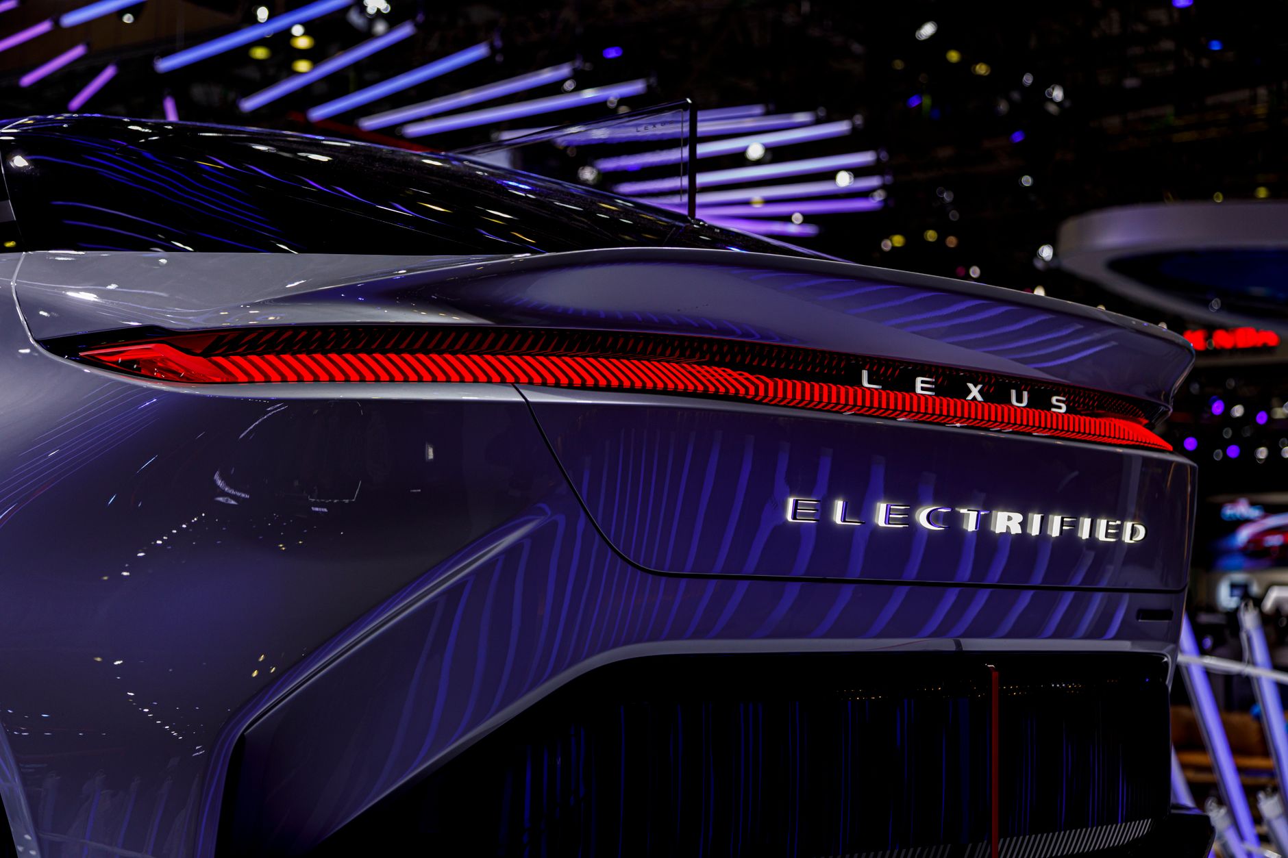 Incident neobișnuit la Salonul Auto de la Paris: un copil a pornit un Mercedes electric