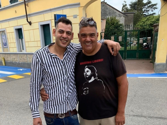 Un antreprenor egiptean stabilit în Italia a reparat gratuit o școală devastată de un grup de persoane