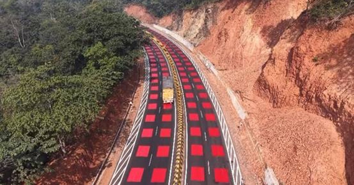 Autostradă cu marcaje roșii în India pentru a proteja animalele sălbatice și a reduce accidentele
