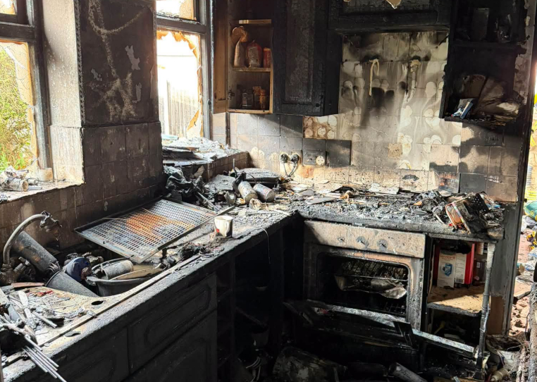 Incendiu provocat de o baterie lăsată la încărcat într-o locuință din Anglia: avertismentul pompierilor