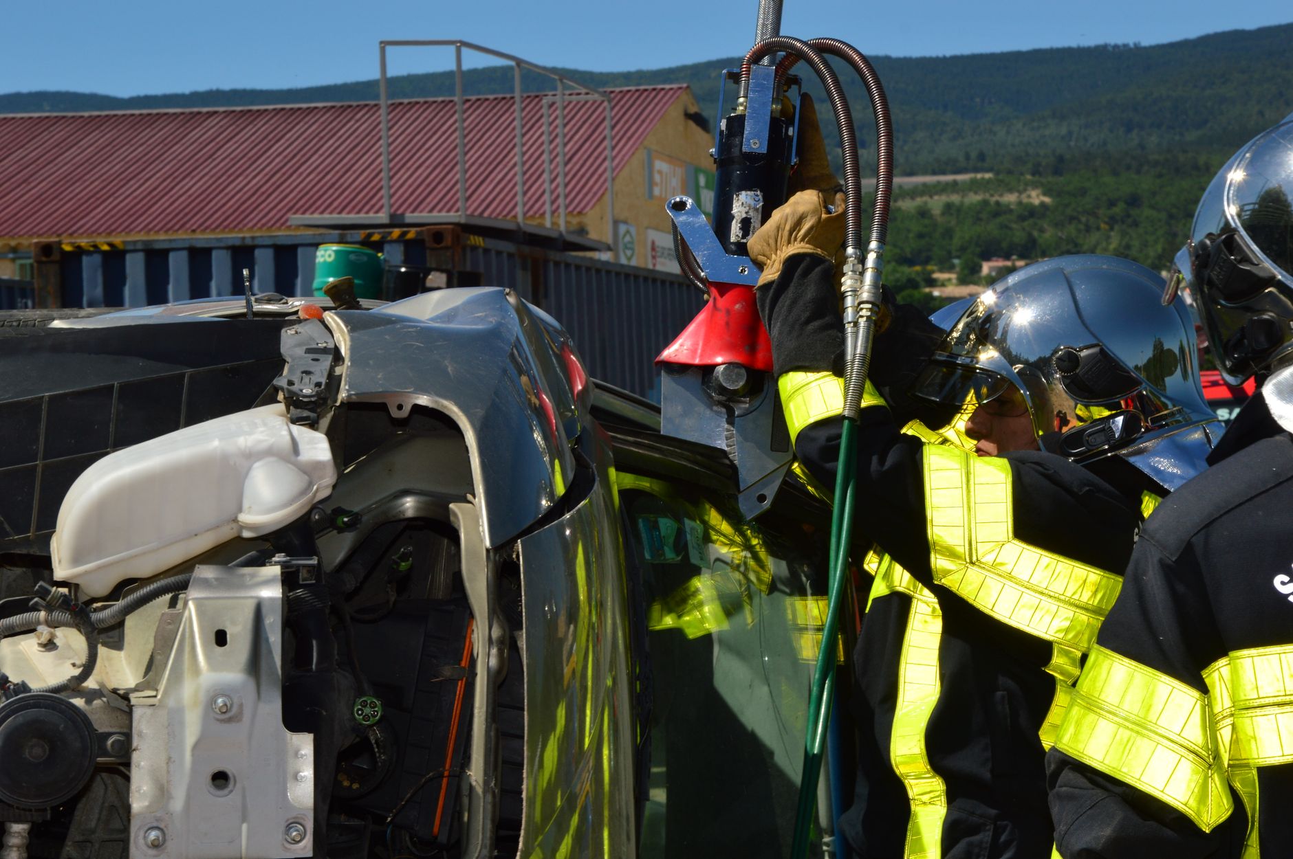 Accident tragic pe DN 7, la Buftea: Două persoane au decedat după coliziunea dintre un microbuz și o autobasculantă