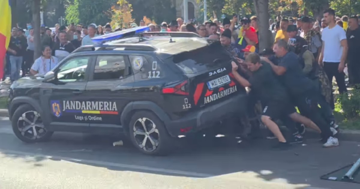 Explicația tehnică a pasionaților pentru care protestatarii nu au reușit să răstoarne Dusterul Jandarmeriei