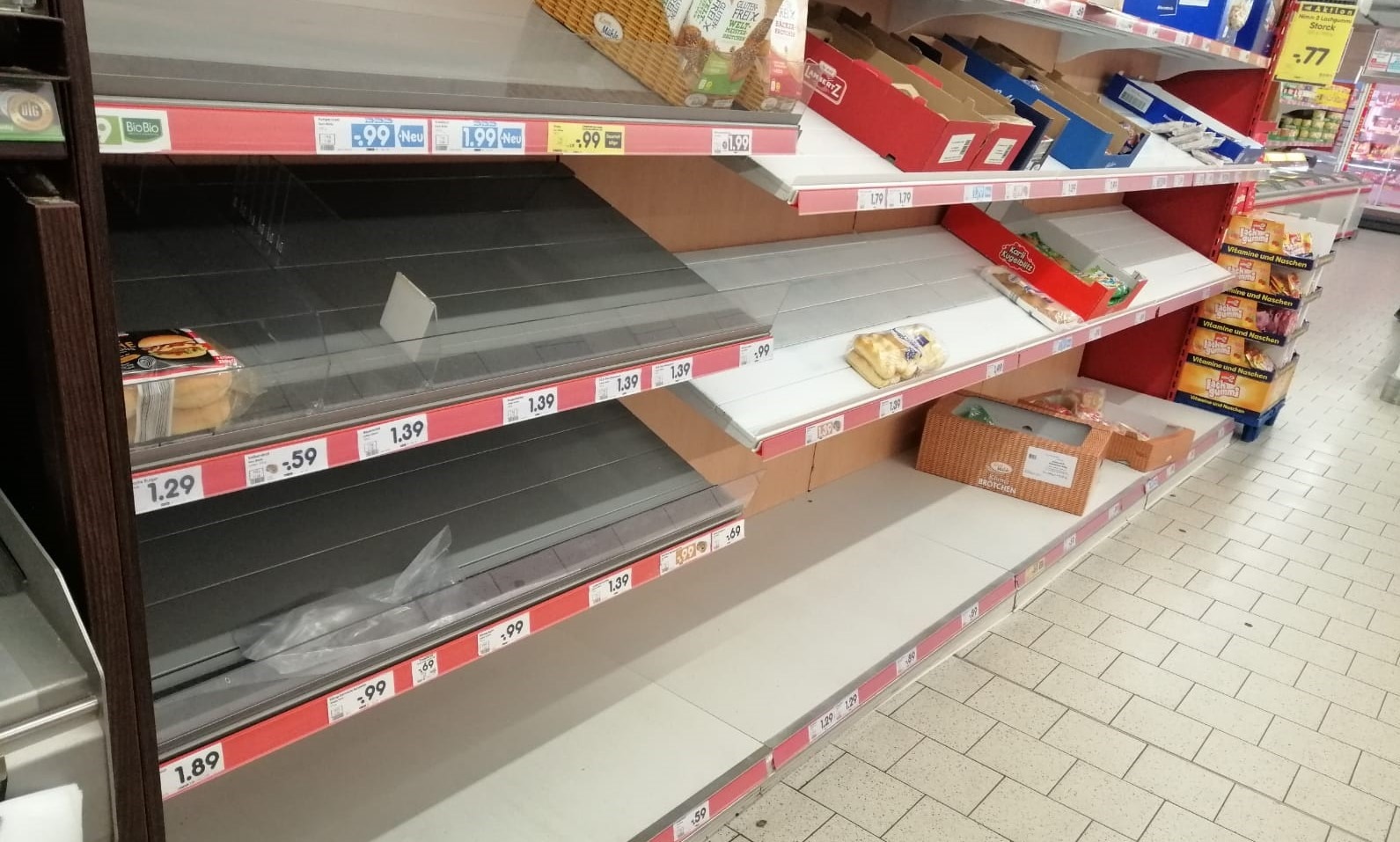 Rafturi goale în supermarketurile din sudul Italiei din cauza blocajelor organizate de transportatori