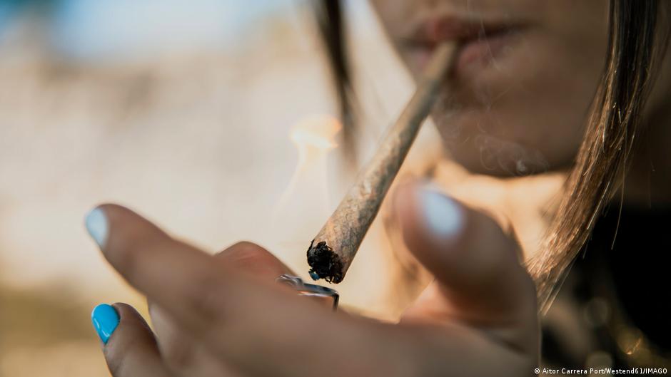Factorii care determină consumul de droguri în rândul adolescenților: curiozitatea și gestionarea emoțiilor