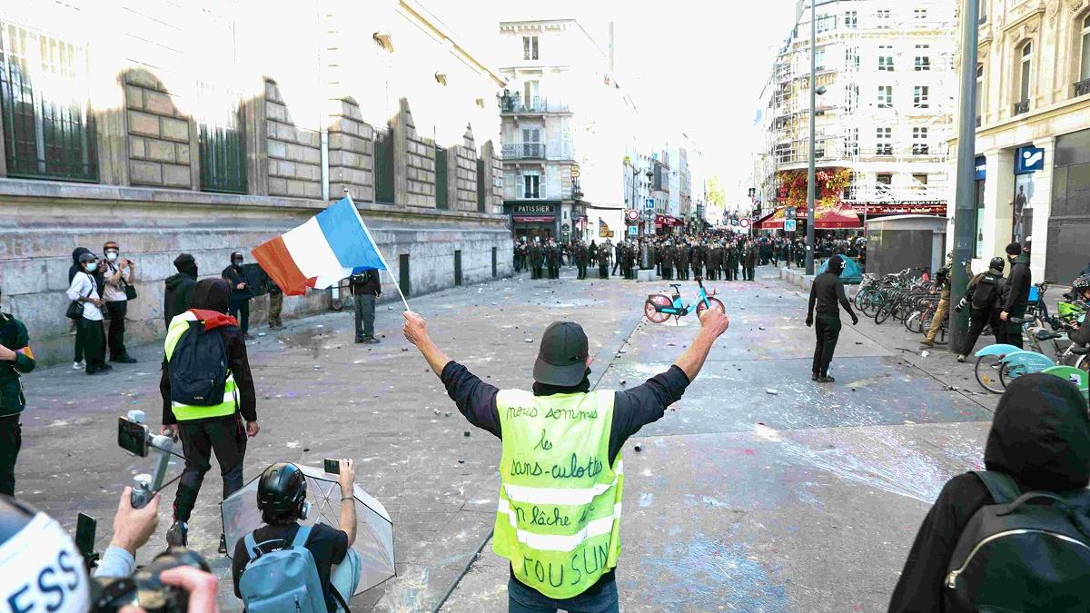 Situația se stabilizează în Franța după weekendul violent: restricțiile de noapte au calmat marile orașe