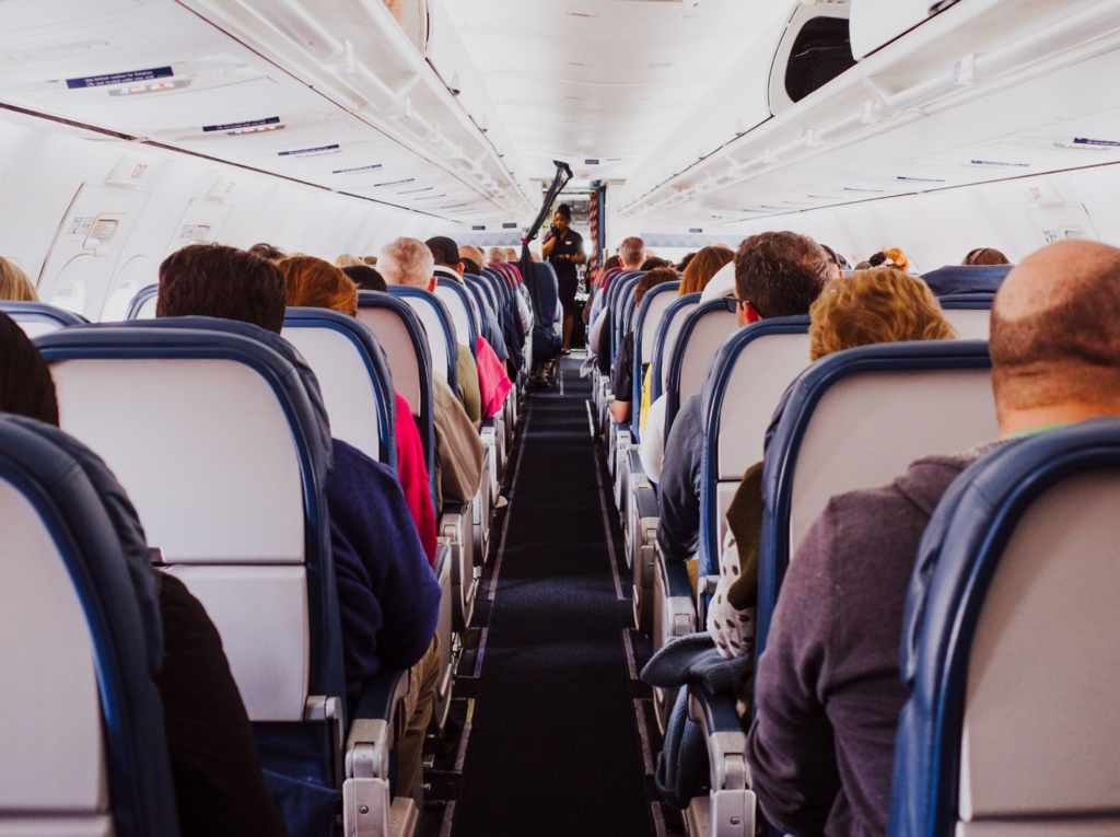 Un avion United Airlines a fost deviat de urgență după ce o pasageră a rămas blocată în toaletă