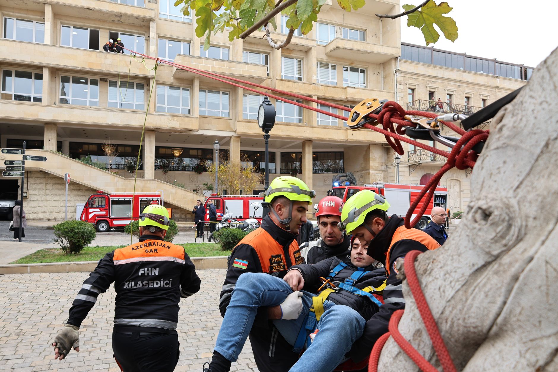 Un câine de talie mare a fost salvat de pompieri dintr-o fântână de 10 metri în Dolj