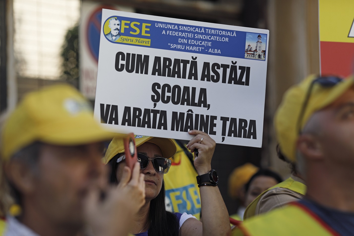 Amenințări cu proteste naționale în educație după atacuri violente asupra cadrelor didactice