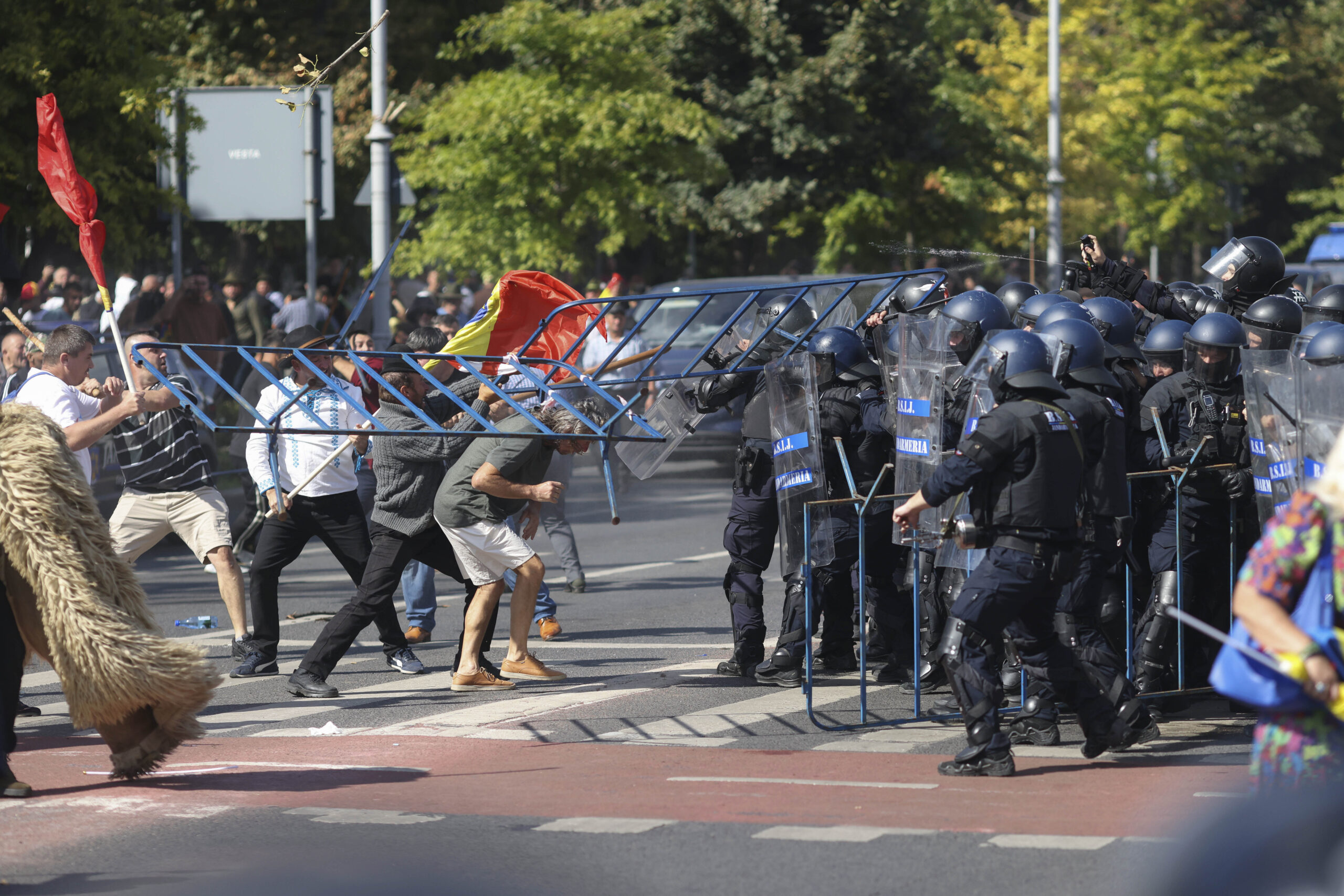Consecințe dure după protestul violent din Piața Victoriei: 5 arestări și amenzi de peste 66.000 de lei