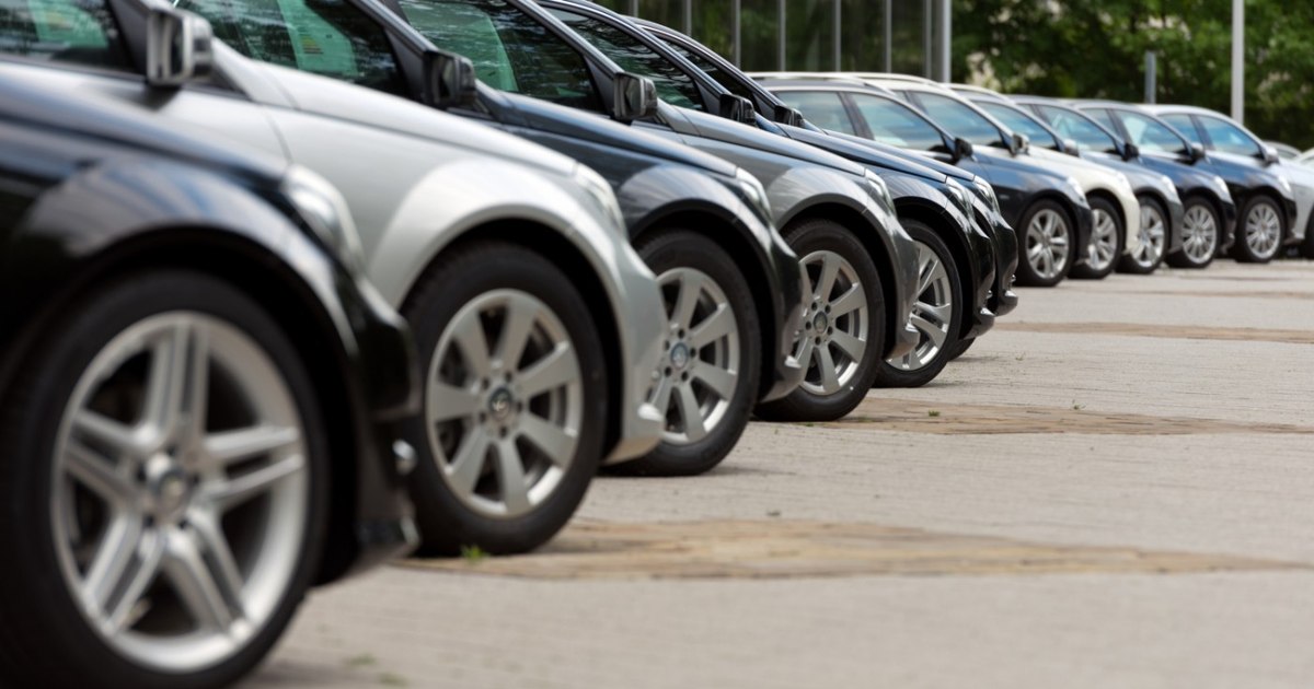 Piața auto din România în scădere: consumatorii amână achizițiile din cauza incertitudinii economice