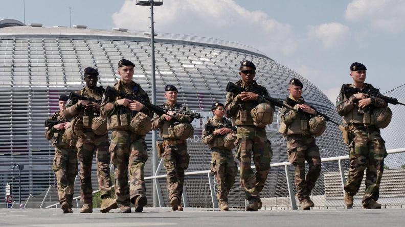 Franța mobilizează forțele militare Sentinelle pe străzi pentru a preveni noile revolte violente