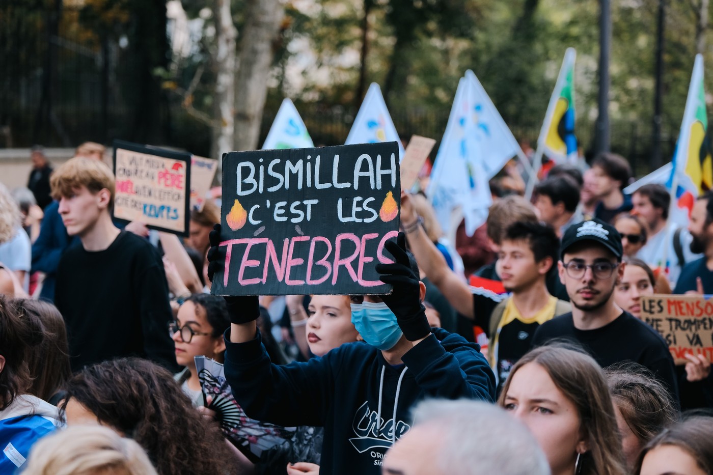 Sloganul „Bismillah, e beznă” a devenit un simbol al protestelor studențești din Franța și Europa