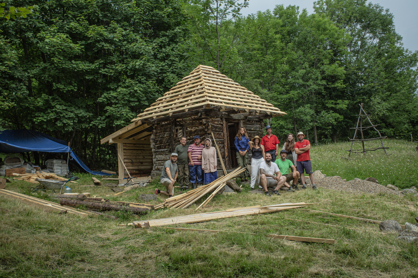 O construcție de lemn din Argeș a fost transformată într-un centru de studiu pentru comunitatea locală
