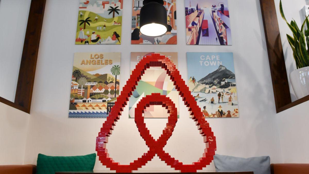 Airbnb introduce noi reguli pentru turiști: gazdele nu mai pot impune sarcini de curățenie la check-out