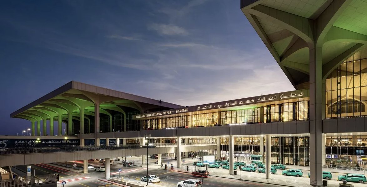 Atac sângeros asupra Aeroportului Internațional Regele Fahd din Dammam: un mort și opt răniți