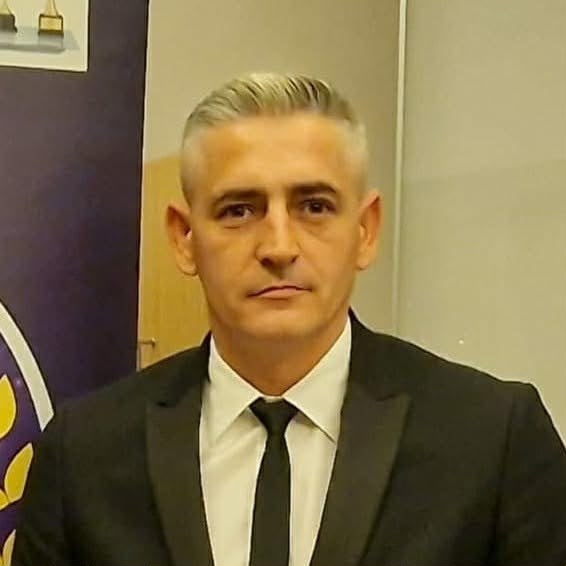 Atac cu macetă într-un liceu din Pitești: un profesor a reușit să îl imobilizeze pe elevul agresor