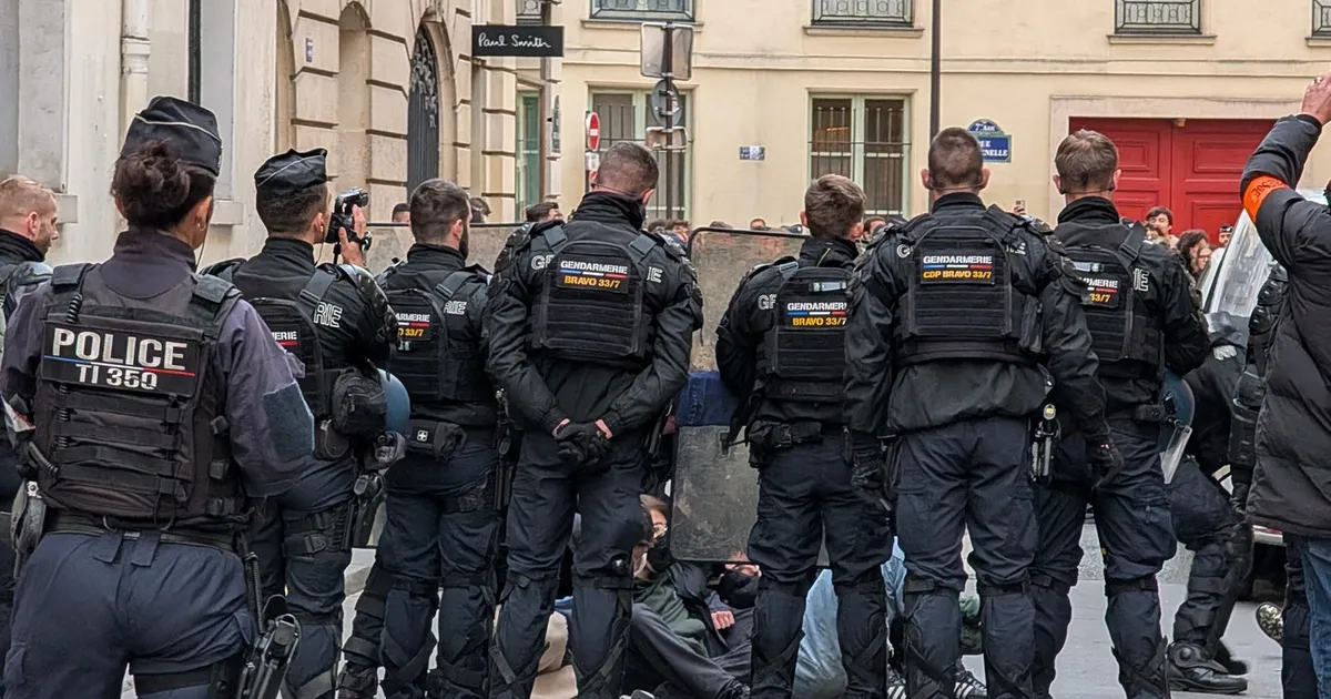 Dezinformarea și imaginile AI amplifică violența în timpul protestelor din Franța